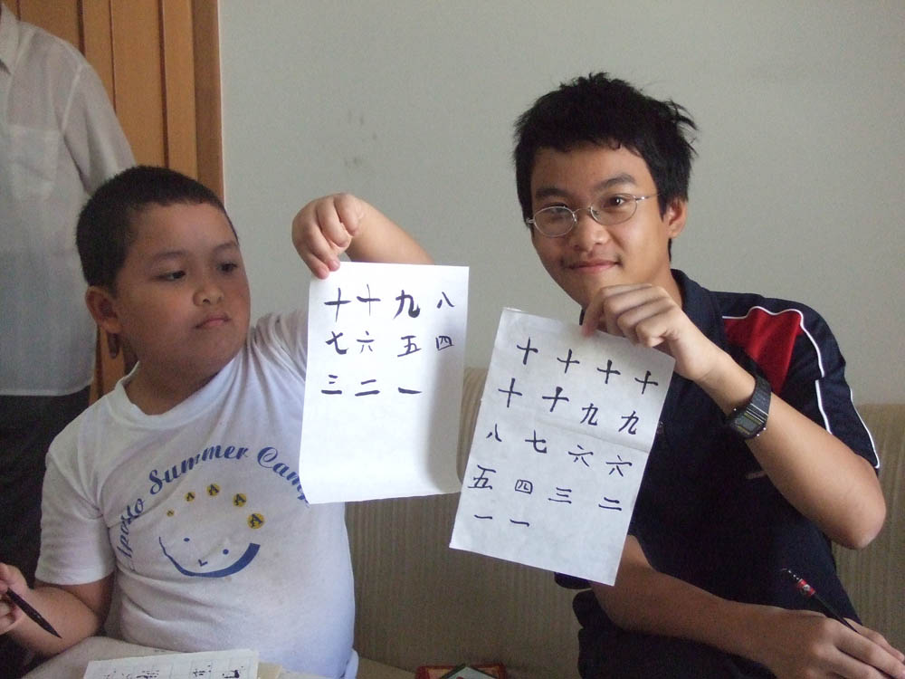 外籍学子练习毛笔字
